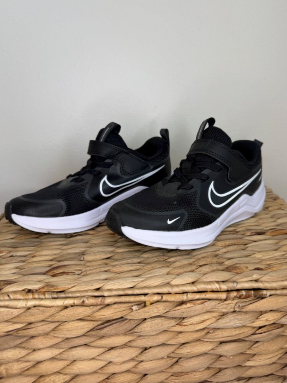 Nike Kids Cosmic Runner Black White Fastening Strap Running Shoes Size 13c